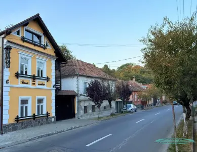 REDUCERE PRET - VAND PENSIUNE CU 7 CAMERE IN SIGHISOARA LA 800 MP DE CETATE - Sighisoara