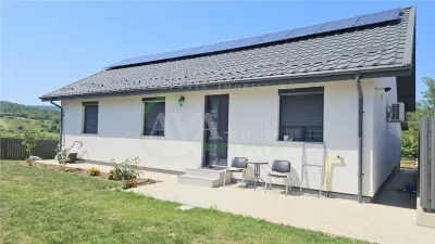Casa 3 dormitoare, 2 bai, Moderna, zona Magura-Farbe - Bacau