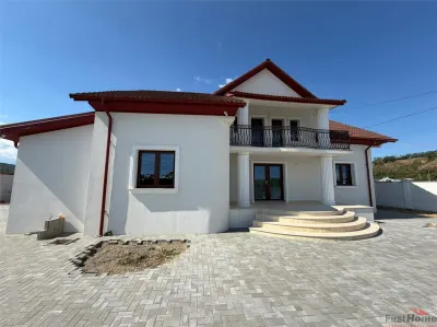 Vila deosebita Parter + Mansarda de vanzare in Odobesti - Odobesti