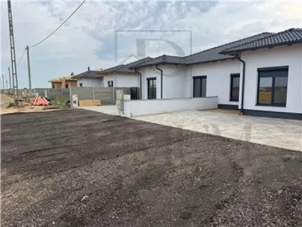 Casă 4 camere Moșnița Nouă - poza 1