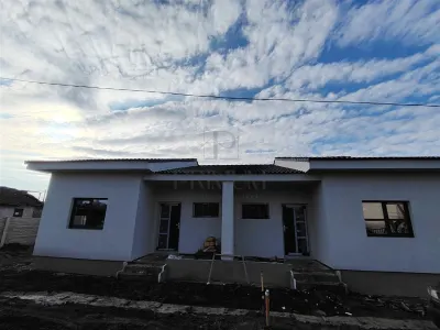 Casă 3 camere Moșnița Veche - poza 1