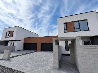 Casă 5 camere Moșnița Nouă - poza 1