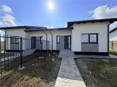 Casă 3 camere Moșnița Veche - poza 1