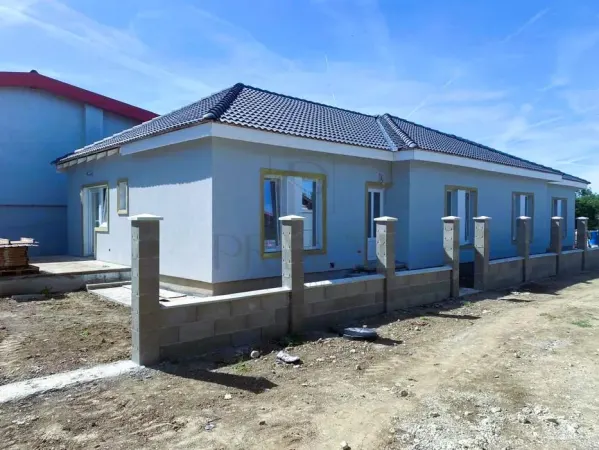 Casă 3 camere Utvin - poza 1