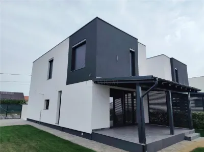 DUPLEX MODERN - ZONA CENTRALA - SEPARAT PRIN BAIE - GAZON SI SISTEM DE IRIGARE - Mosnita Noua