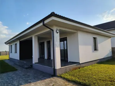 Casă 4 camere Moșnița Veche - poza 1