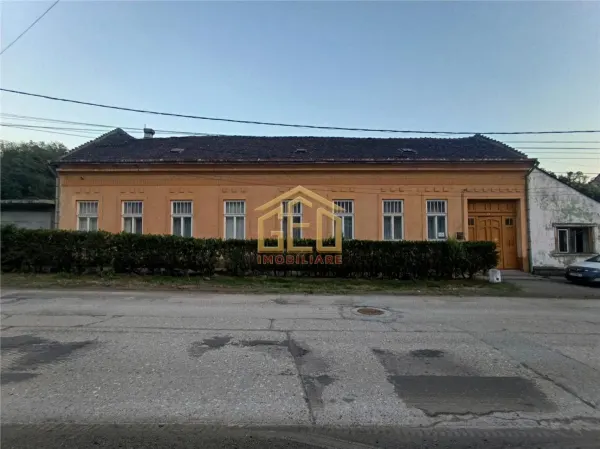 Casă 5 camere Moldova Noua - poza 2