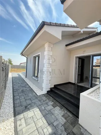 Casă 3 camere Moșnița Nouă - poza 1