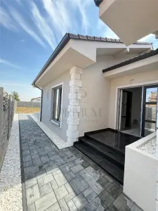 Living generos și spațiu din belșug într-un duplex deosebit în Moșnița Nouă - Mosnita Noua