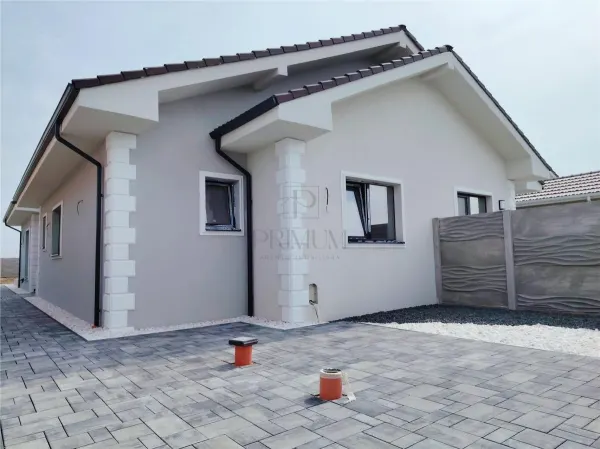 Casă 3 camere Moșnița Nouă - poza 1