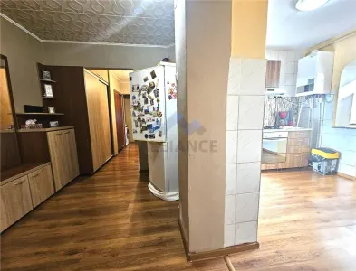Liber, apartament cu 3 camere, bine intretinut - Tomesti