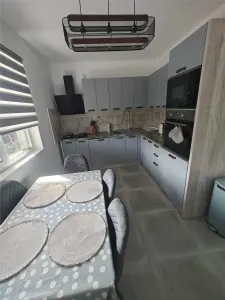 Duplex mobilat utilat - bucatarie inchisa - teren 400 mp - Mosnita Noua