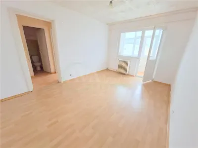 Apartament 3 camere semidecomandat, zona Milcov - Bacau