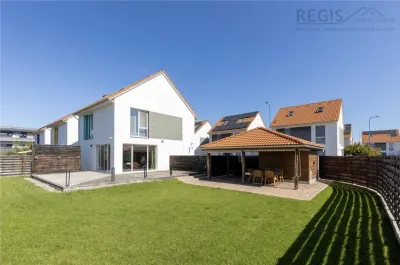 Casa de inchiriat cu gradina superba , liniste si confort in Brasov - Brasov