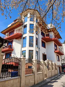 Vila individuala 770 mp construiti, 3 apartamente, garaj 3 masini – Timpuri Noi - Bucuresti