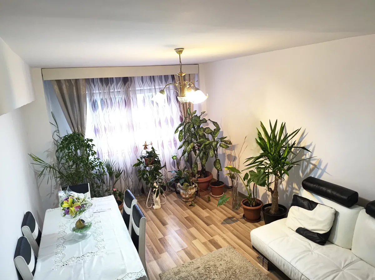 Apartament 5 camere, 100 mp, decomandat, 2 băi + 2 balcoane (unul închis) - Brasov