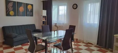 APARTAMENT CU 3 CAMERE DE INCHIRIAT – ZONA NORD, HATMAN BERESCU Ofer spre inchiriere un apartament cu 3 camere decomandate, situat in zona Nord - Bacau