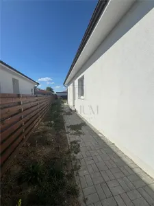 CASA PE PARTER  - 3 DORMITOARE - BUCATARIE INCHISA - 400 MP TEREN -ASFALT - Mosnita Noua