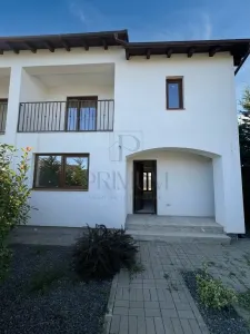 CASA SPATIOASA 4 DORMITOARE BUCATARIE INCHISA ZONA SERENA ASFALT SI TOATE UTILITATILE - Mosnita Noua