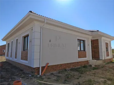 Duplex pe plan - canalizare - personalizare interioara - Mosnita Noua