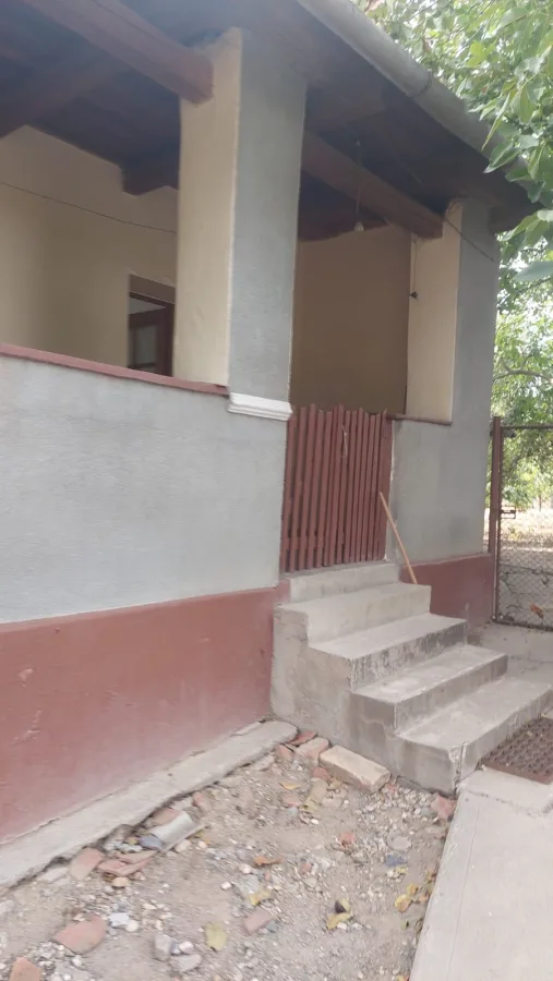 Vand casa in Covasânt, S.T.1500 mp., F.S.23mL, 2 camere, bucatarie, camara, debara, coridor lung,  termopan, usi schimbate, podele lacuite, anexa, cotarca, fantana, curte mare, gradina mare cu pomi fr - Covasint