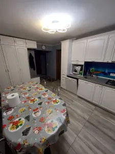 Decomandat cu 2 bai si 2 balcoane la etajul 2 - Timisoara