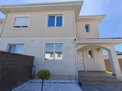 DUPLEX LA ASFALT - ZONA CENTRALA - BUCATARIE INCHISA - Mosnita Noua