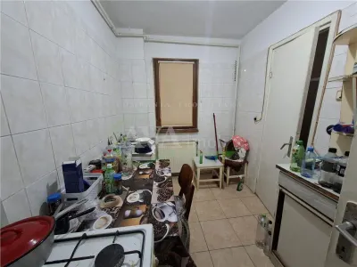 Apartament 2 camere semidecomandat,cu centrala, zona Piata Sud - Bacau