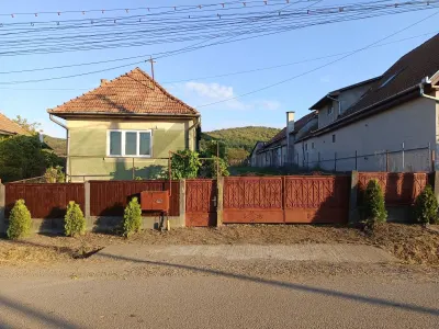 Vând casă in Ernei de 66 mp si teren in suprafață de 2530 mp - Ernei