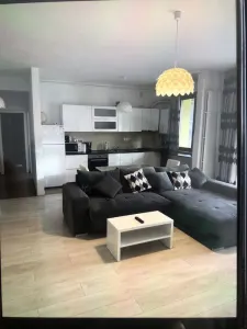 Apartament de inchiriat cu 3 camere, 2 bai, parter inalt, mobilat si parcare inclusa in pret! - Brasov