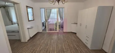 Apartament cu 2 camere, spatiu comercial – Campina, central - Campina