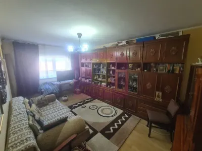 Apartament cu 3 camere de vanzare in Campina - Zona Centrala - Campina