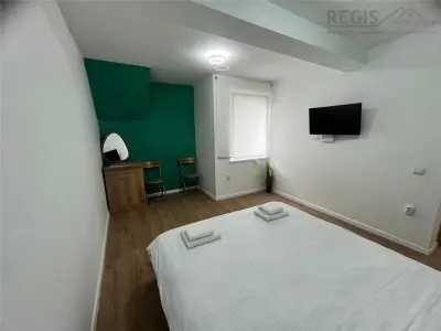 Apartament 2 camere la prima inchiriere,curte-zona Sinaia, centru - Sinaia