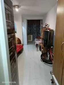 BRASADAS vinde garsonieră la etajul 1/4 pe Ostrovului. - Satu Mare