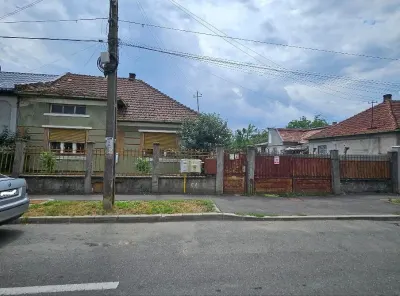 BRASADAS vinde casa individuala cu 2 camere in zona UNIRII. - Satu Mare