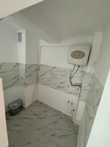 BRASADAS vinde garsoniera pe Ostrovului la etajul 4/4. - Satu Mare