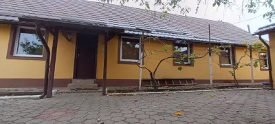 Casă spațioasă cu 4 camere , curte și teren generos în Mașloc - Masloc