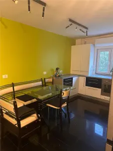 Decomandat cu 3 Camere  /  2 Bai Etaj 2 Zona Lunei - Timisoara