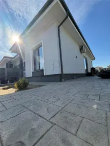 Duplex de vanzare pe parter – 3 camere, curte proprie de 350 mp și terasă - Mosnita Noua