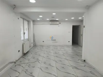 Spatiu comercial Ultracentral 52 mp, acces pietonal, liber - Pitesti
