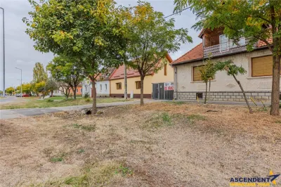 Proprietate si cu potential investitional, 2 imobile, vila 500 mp si casa renovata, teren 1500 mp cu dublu front stradal, Sanpetru - Lempes, Brasov - Brasov