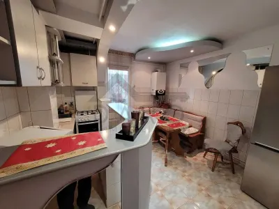 Vand apartament cu 2 camere, etaj 1 pe Bulevardul Pandurilor - Targu Mures