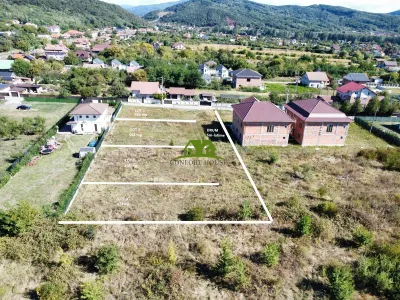 4 loturi de teren intravilan în Bujoreni pe strada Piscinei - Bujoreni