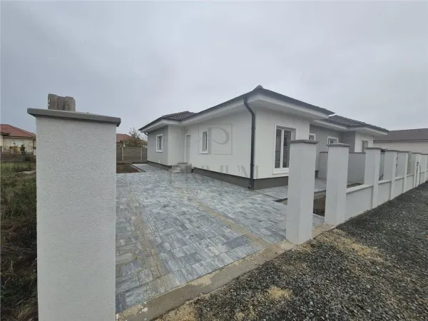 Casă 4 camere Moșnița Nouă - poza 1