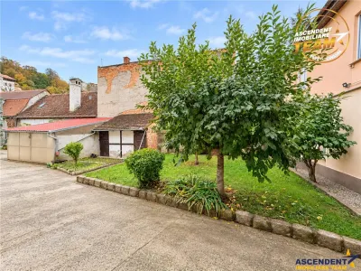 Corp de casa cu farmec autentic,4 camere, parcare,curte,dublu potential,Central,Brasov - Brasov