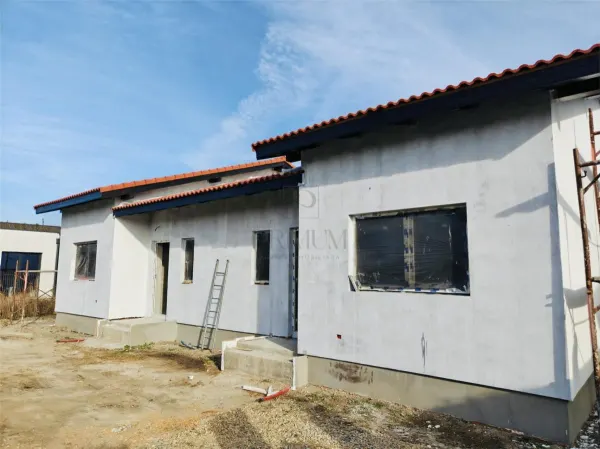 Casă 3 camere Moșnița Veche - poza 1