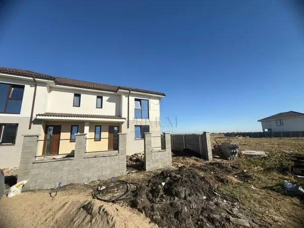 Casă 4 camere Moșnița Nouă - poza 1