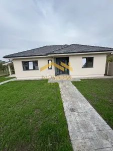 Casa Individuală -4 camere - 2 băi - Utvin