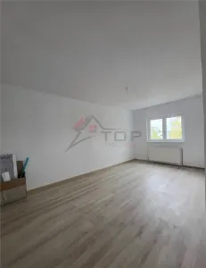 Etaj 2 - Dacia , ap 2 camere decomandat model cu geam la baie, renovat - Iasi