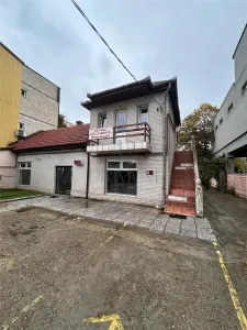 Casa de locuit cu spatiu comercial la parter si spalatorie auto 960 mp - Timisoara